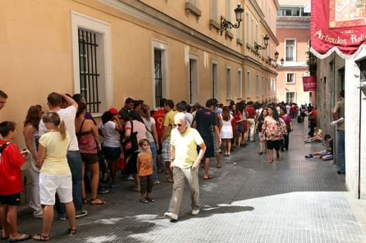 FOTO / Nebunie la Madrid! Mii de spanioli stau ore intregi la coada pentru a vedea trofeul Cupei Mondiale_9
