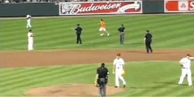 VIDEO: Cum si-a batut joc un suporter de 20 de politisti burtosi la un meci de baseball!