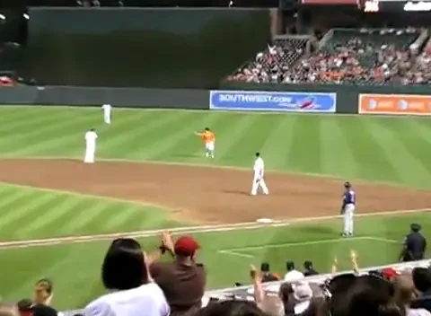 VIDEO: Cum si-a batut joc un suporter de 30 de politisti burtosi la un meci de baseball!