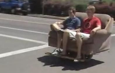 VIDEO! Pentru cei mai lenesi suporteri din lume! Mergi la stadion cu noua CANAPEA MOTORIZATA! :)