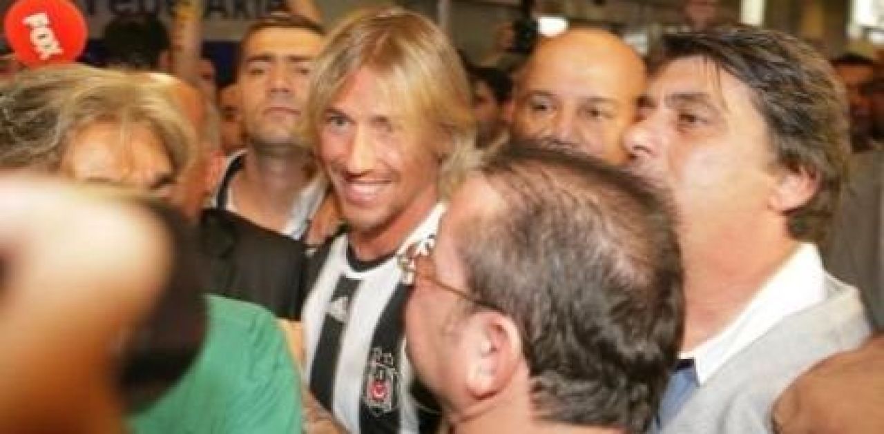 VIDEO Un galactic in Turcia! Vezi cum a fost asaltat Guti la sosirea in Istanbul!_1