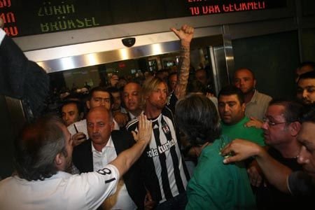 VIDEO Un galactic in Turcia! Vezi cum a fost asaltat Guti la sosirea in Istanbul!_2