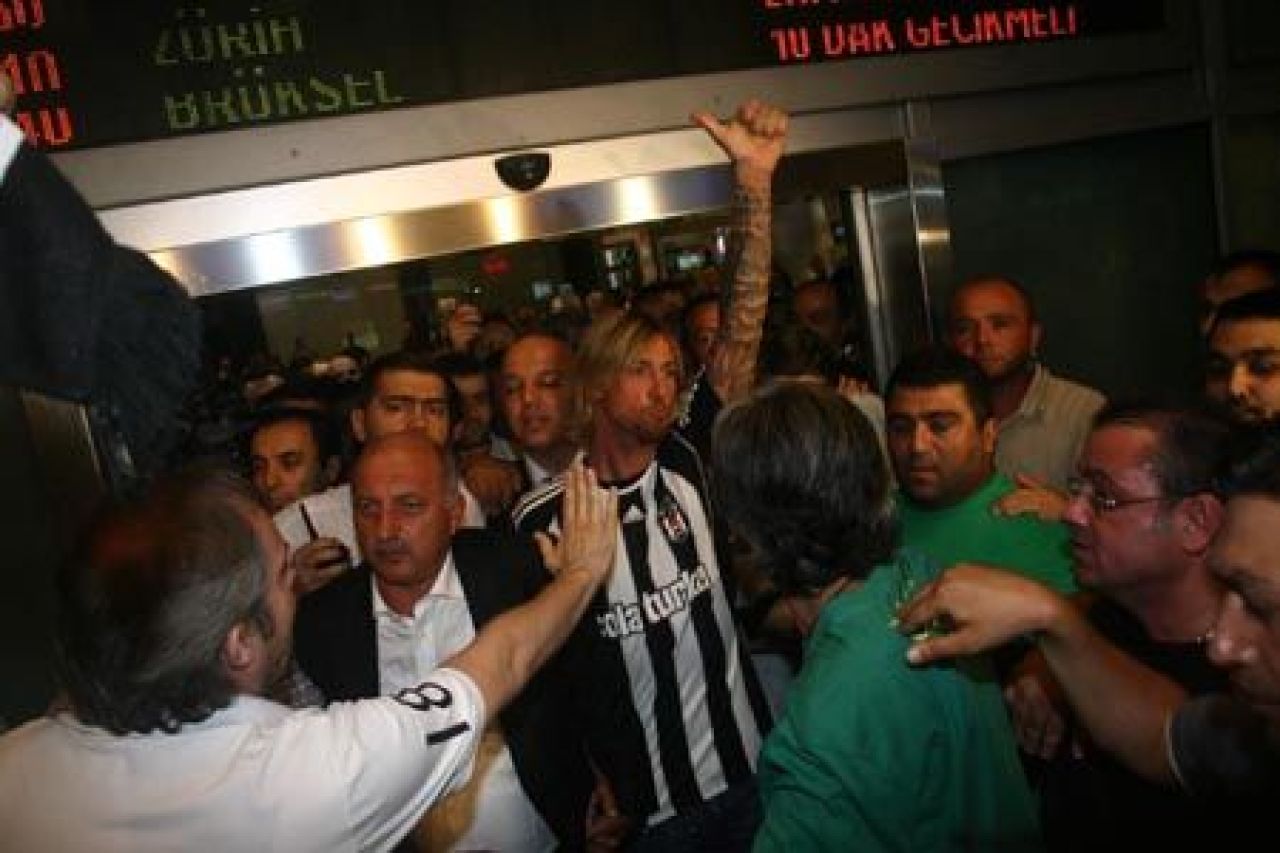VIDEO Un galactic in Turcia! Vezi cum a fost asaltat Guti la sosirea in Istanbul!_2