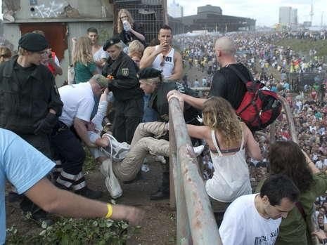 Un roman va juca un meci caritabil in memoria victimelor de la Love Parade! FOTO de la tragedia din Germania_4