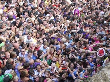 Un roman va juca un meci caritabil in memoria victimelor de la Love Parade! FOTO de la tragedia din Germania_6