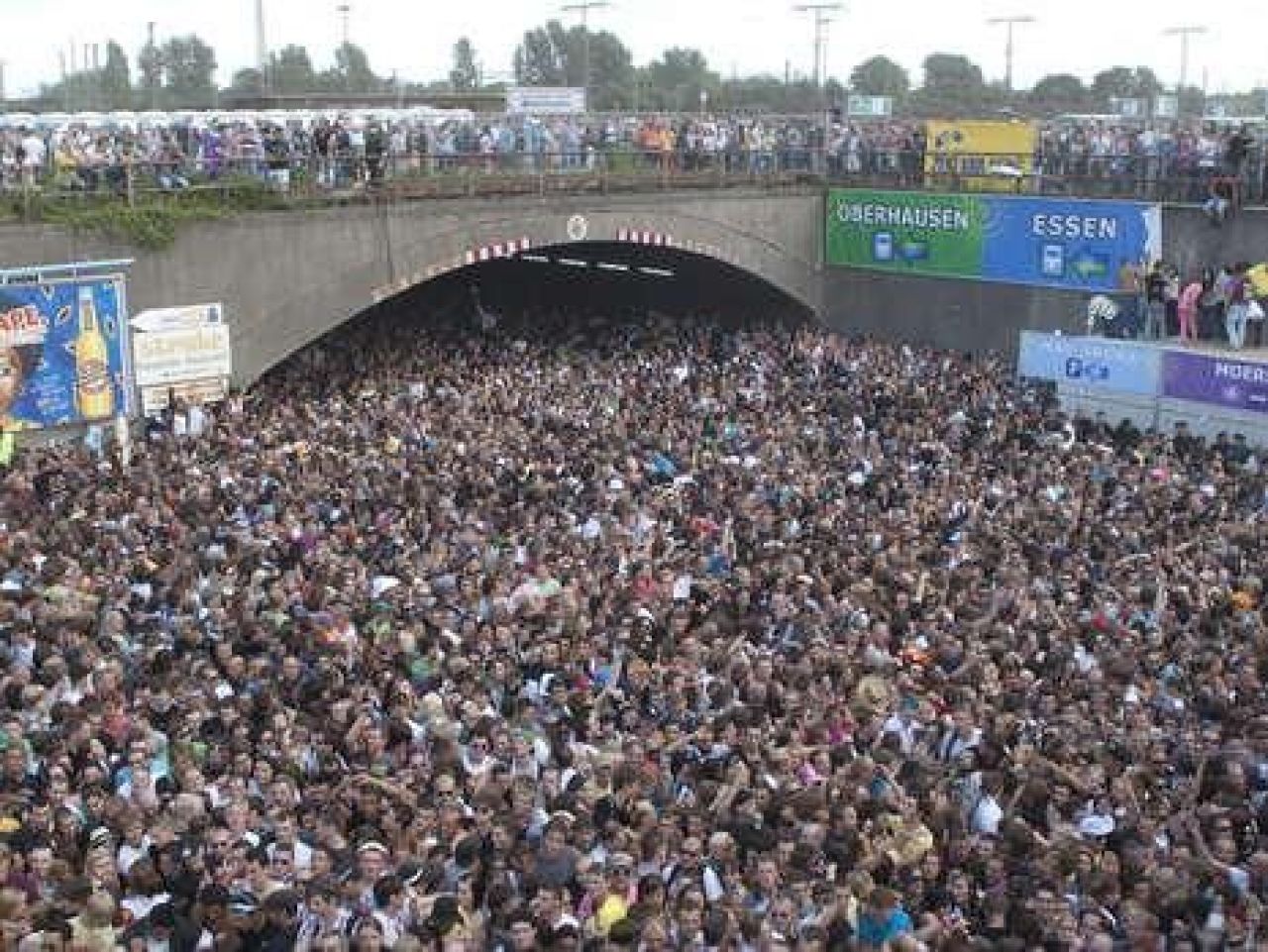 Un roman va juca un meci caritabil in memoria victimelor de la Love Parade! FOTO de la tragedia din Germania_7