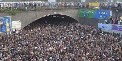 Un roman va juca un meci caritabil in memoria victimelor de la Love Parade! FOTO de la tragedia din Germania_10
