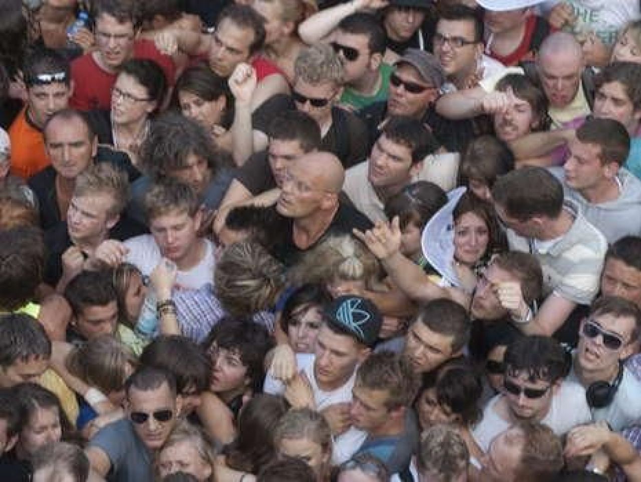 Un roman va juca un meci caritabil in memoria victimelor de la Love Parade! FOTO de la tragedia din Germania_9