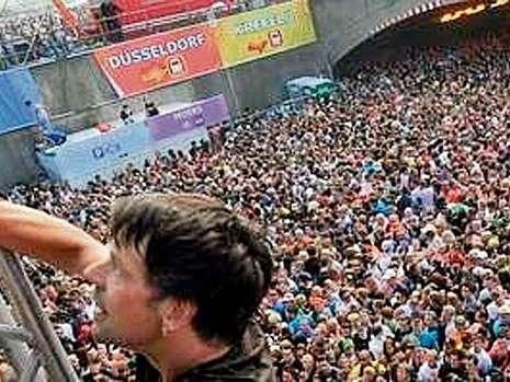 Un roman va juca un meci caritabil in memoria victimelor de la Love Parade! FOTO de la tragedia din Germania_16