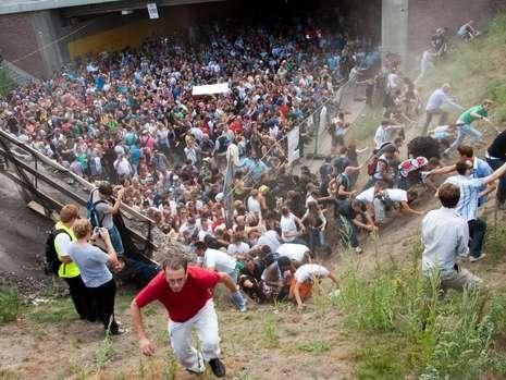Un roman va juca un meci caritabil in memoria victimelor de la Love Parade! FOTO de la tragedia din Germania_17