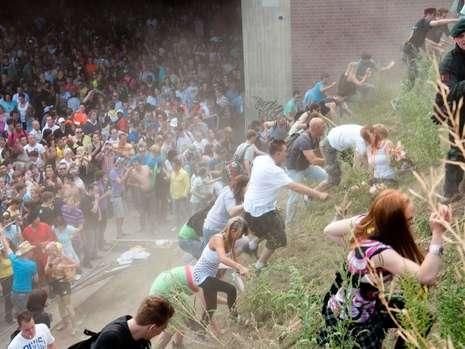 Un roman va juca un meci caritabil in memoria victimelor de la Love Parade! FOTO de la tragedia din Germania_17