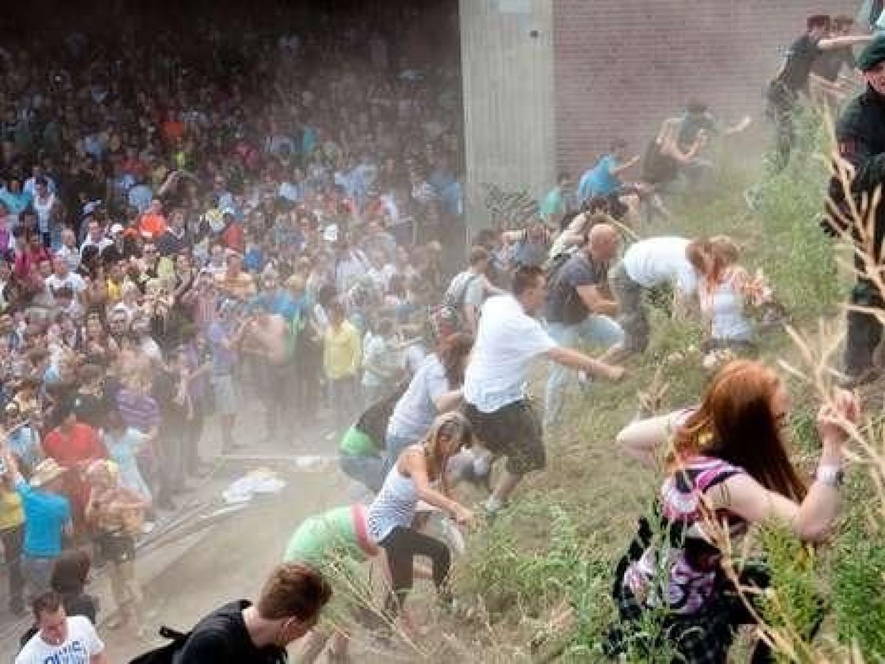Un roman va juca un meci caritabil in memoria victimelor de la Love Parade! FOTO de la tragedia din Germania_17