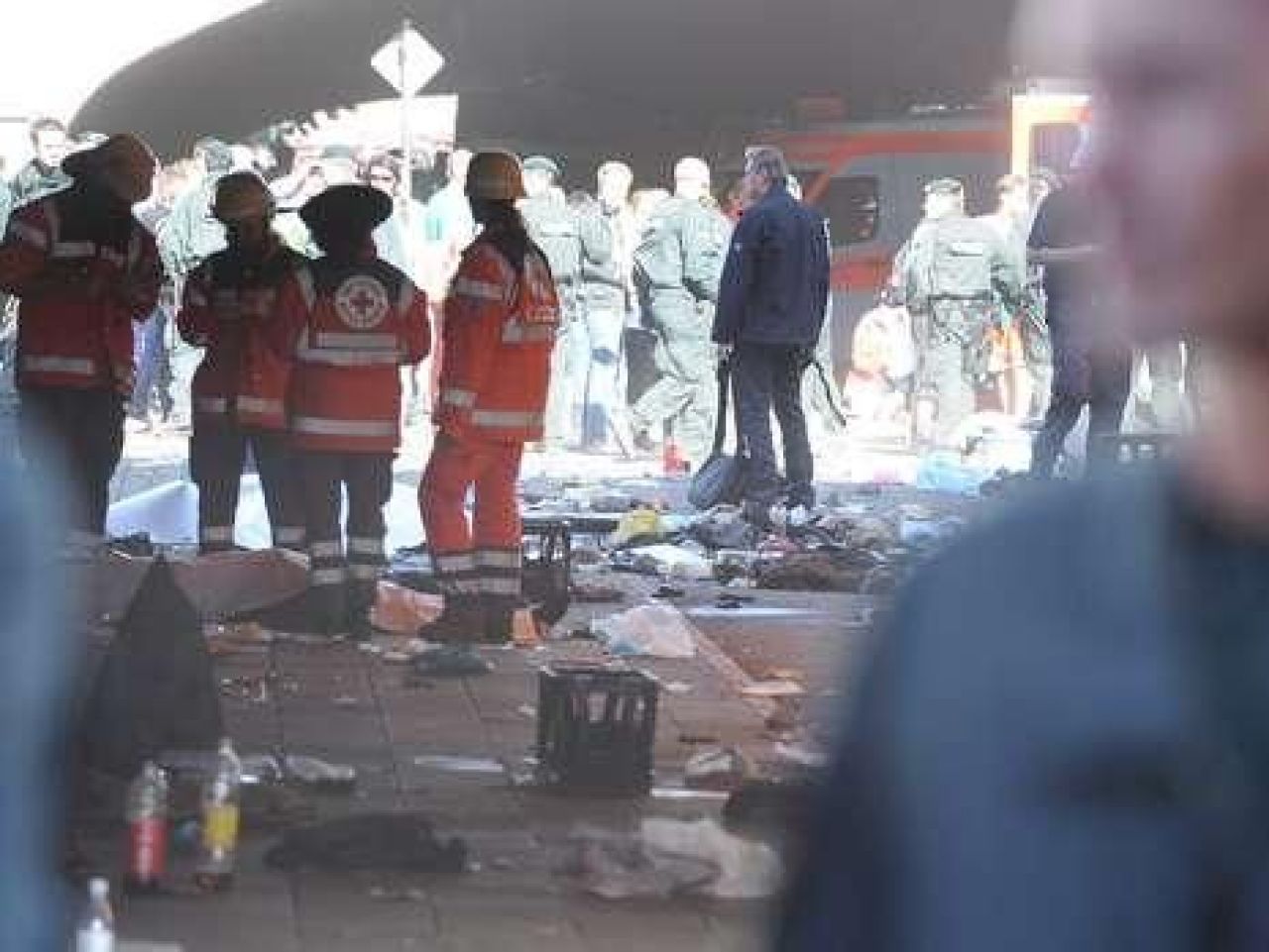 Un roman va juca un meci caritabil in memoria victimelor de la Love Parade! FOTO de la tragedia din Germania_18