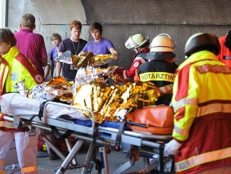Un roman va juca un meci caritabil in memoria victimelor de la Love Parade! FOTO de la tragedia din Germania_21