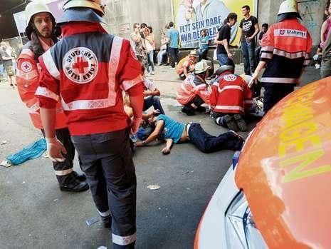 Un roman va juca un meci caritabil in memoria victimelor de la Love Parade! FOTO de la tragedia din Germania_25