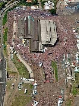 Un roman va juca un meci caritabil in memoria victimelor de la Love Parade! FOTO de la tragedia din Germania_25