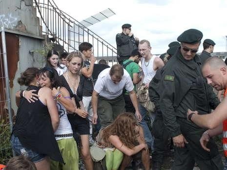 Un roman va juca un meci caritabil in memoria victimelor de la Love Parade! FOTO de la tragedia din Germania_26