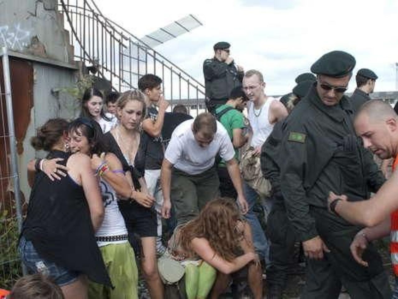 Un roman va juca un meci caritabil in memoria victimelor de la Love Parade! FOTO de la tragedia din Germania_26