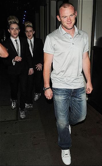 POZA ZILEI: Rooney a petrecut pana la 5 dimineata cu baietii de la Jedward!_1