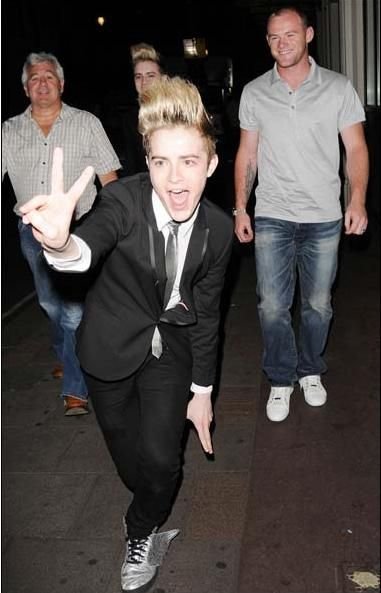 POZA ZILEI: Rooney a petrecut pana la 5 dimineata cu baietii de la Jedward!_2