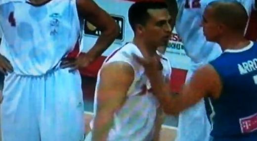 VIDEO! Bataie generala intre URIASI la un meci de baschet!