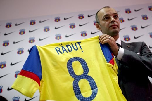 VIDEO: Steaua si-a tras echipament GALBEN! Vezi aici noile tricouri!_12