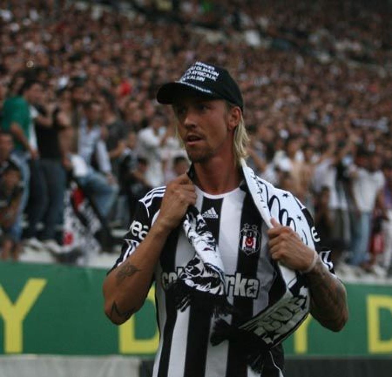 Vezi cum a fost primit Guti de cei 20.000 de spectatori pe stadionul lui Besiktas! VIDEO_13
