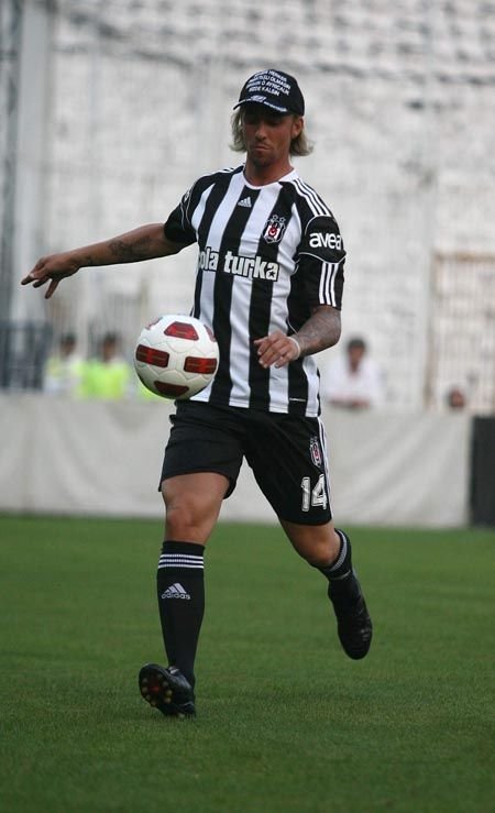 Vezi cum a fost primit Guti de cei 20.000 de spectatori pe stadionul lui Besiktas! VIDEO_19