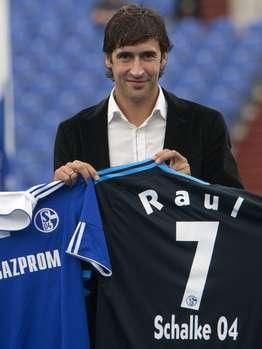 FOTO: Cat de RARA e imaginea asta: Raul, in tricoul lui Schalke! 