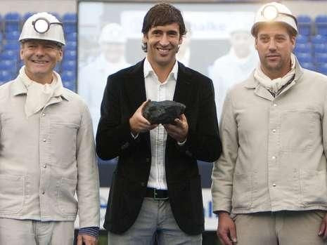 FOTO: Cat de RARA e imaginea asta: Raul, in tricoul lui Schalke! 