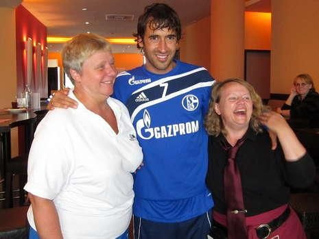 FOTO: Cat de RARA e imaginea asta: Raul, in tricoul lui Schalke! 