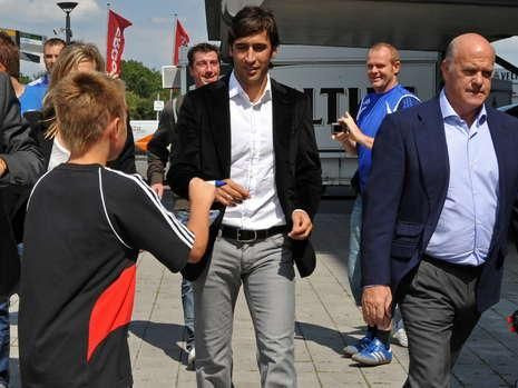 FOTO: Cat de RARA e imaginea asta: Raul, in tricoul lui Schalke! 