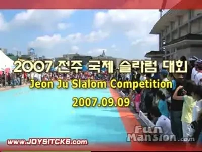 VIDEO INCREDIBIL! Ea este fata care s-a nascut pe role!