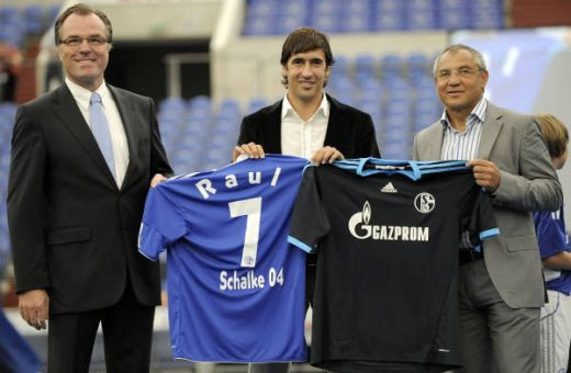 FOTO: Cat de RARA e imaginea asta: Raul, in tricoul lui Schalke! 