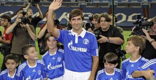 FOTO: Cat de RARA e imaginea asta: Raul, in tricoul lui Schalke! 