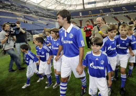 FOTO: Cat de RARA e imaginea asta: Raul, in tricoul lui Schalke! 