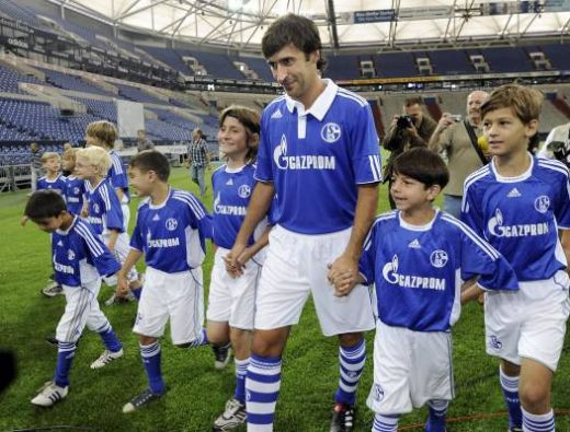 FOTO: Cat de RARA e imaginea asta: Raul, in tricoul lui Schalke! 