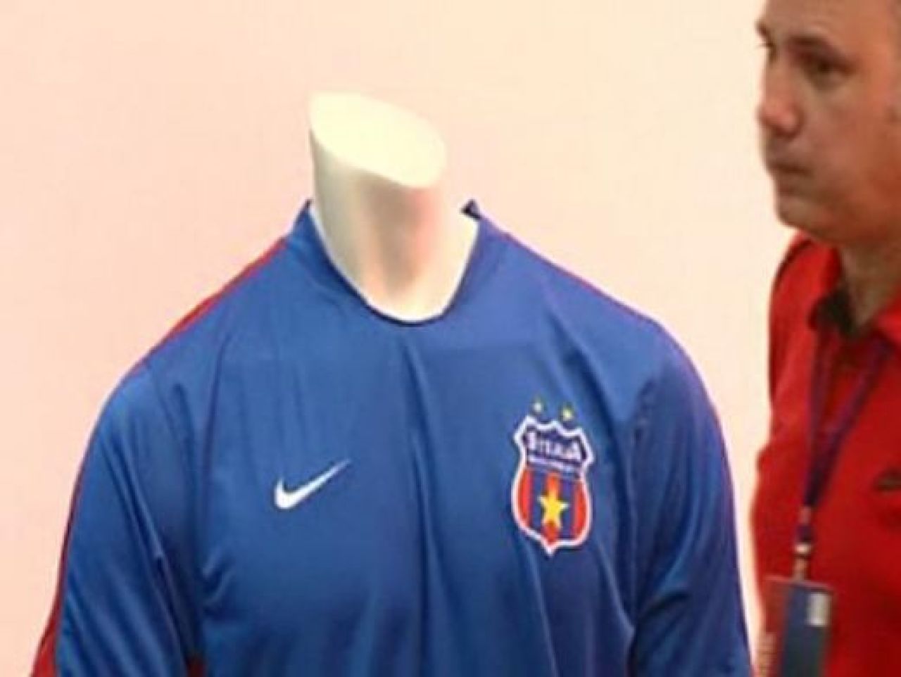 POANTA ZILEI! Atentie Steaua: Fanii lui Norwich, atacati de gandaci si insecte dupa ce si-au luat tricouri galbene!_10