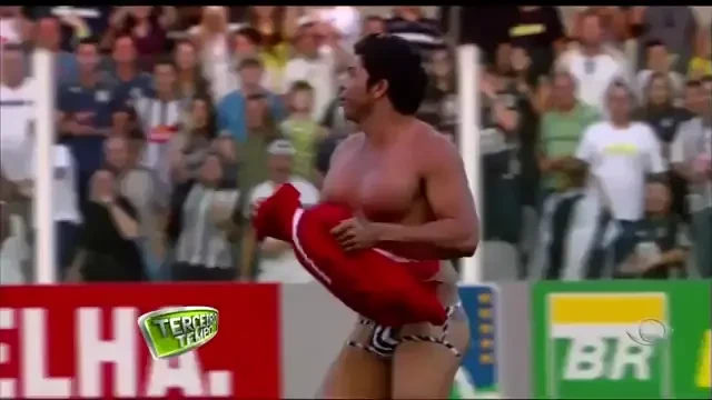 Aparitie BIZARA la un meci din Brazilia: un barbat cu sani a intrerupt meciul!