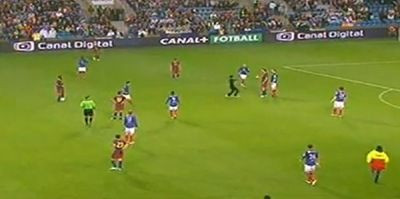 VIDEO! Ibrahimovic ramane un jucator iubit! Un fan a intrat pe teren si i-a sarit in brate :)