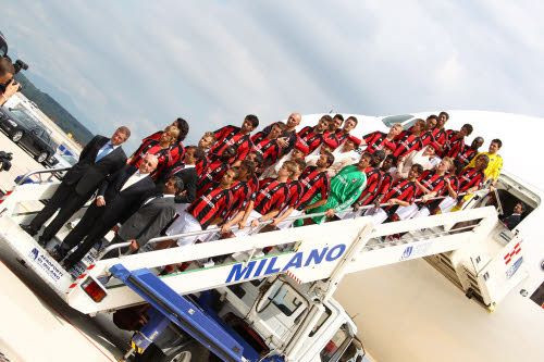 Milan si-a prezentat echipamentul intr-un super avion Airbus A380! 33 de poze_15