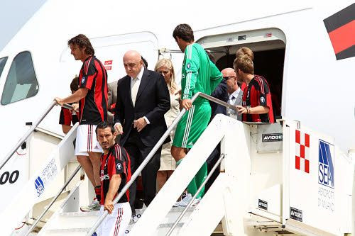 Milan si-a prezentat echipamentul intr-un super avion Airbus A380! 33 de poze_18