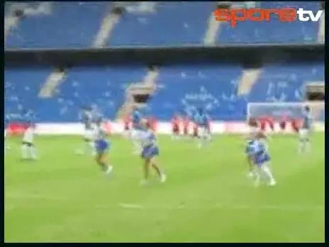 VIDEO PROVOCARE! Pare un simplu dans de majorete la un meci de fotbal, dar... Ce e DUBIOS la clipul asta? :)