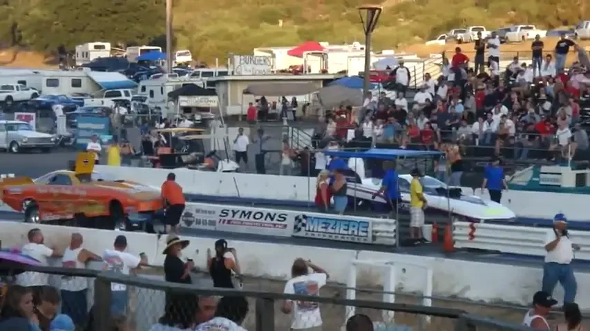 VIDEO INCREDIBIL! O masina si-a MANCAT mecanicul pe pista!