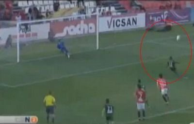 Cel mai penibil penalty din ISTORIE: a iesit mingea&nbsp;in afara&nbsp;stadionului :))&nbsp;VIDEO
