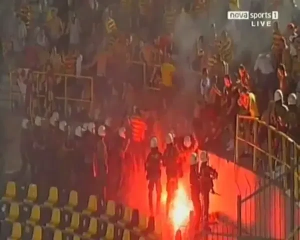 VIDEO / Scene incredibile in Grecia! Un fan a facut echilibristica pe pilonii stadionului ca sa scape de politie: