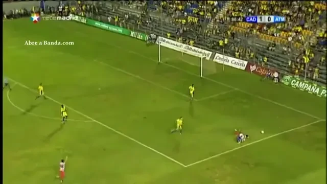 Aguero la un pas sa termine cu piciorul rupt! Vezi o intrare criminala!