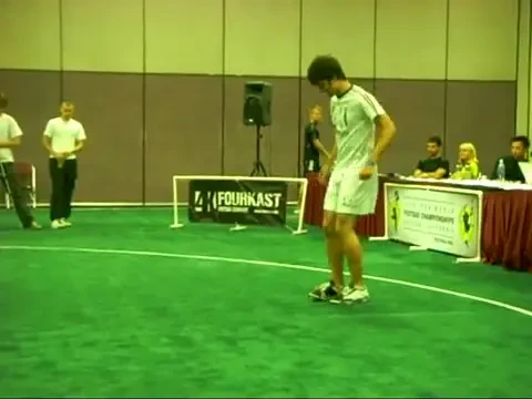 SUPER VIDEO! Jongleaza incredibil pe muzica cu o minge minuscula!