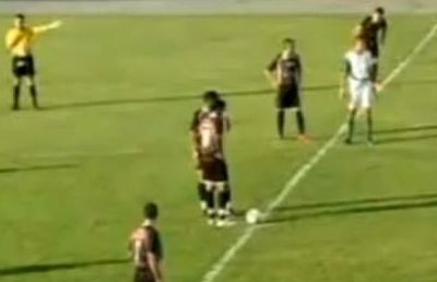 A dat gol in secunda 2 de la mijlocul terenului! VIDEO