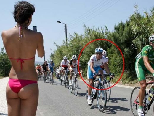 Intrebarea zilei!&nbsp; La ce se uita ciclistul din imagine? :)